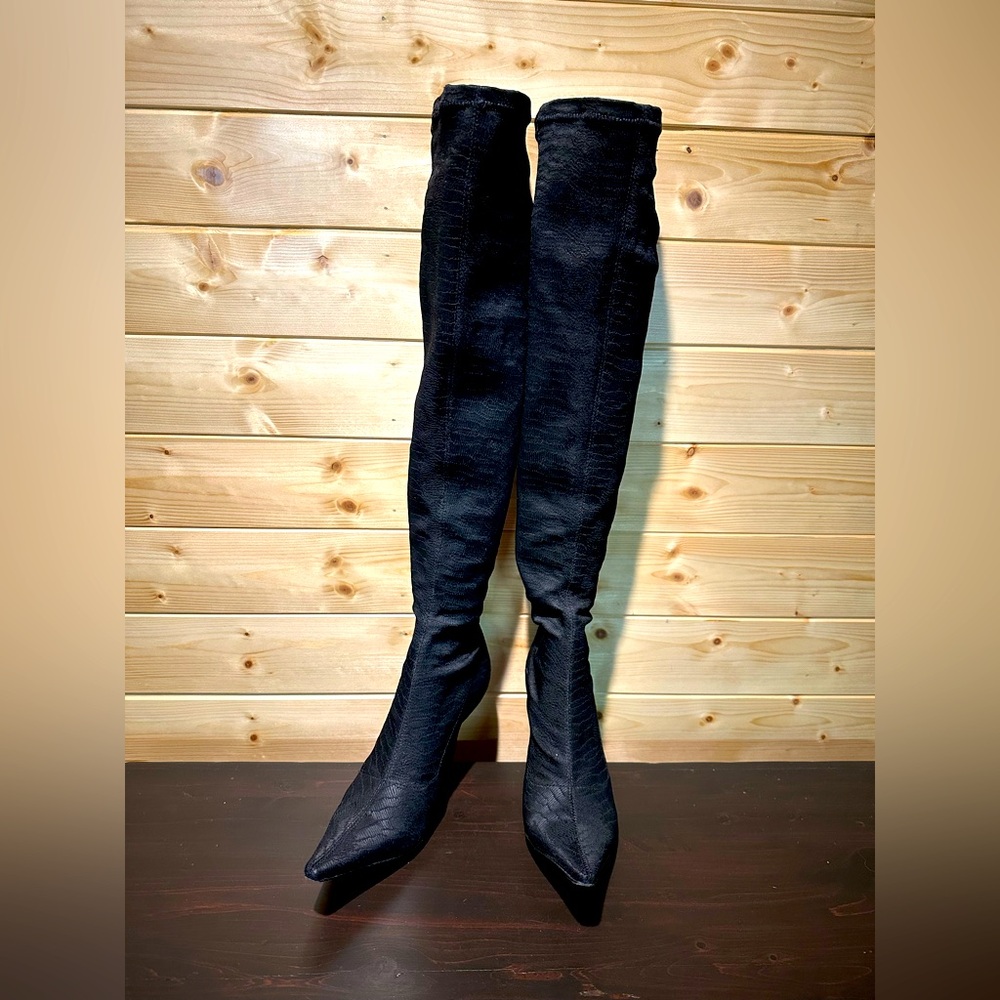 BCBGMAXAZRIA OTK sock boots in black size 6.5